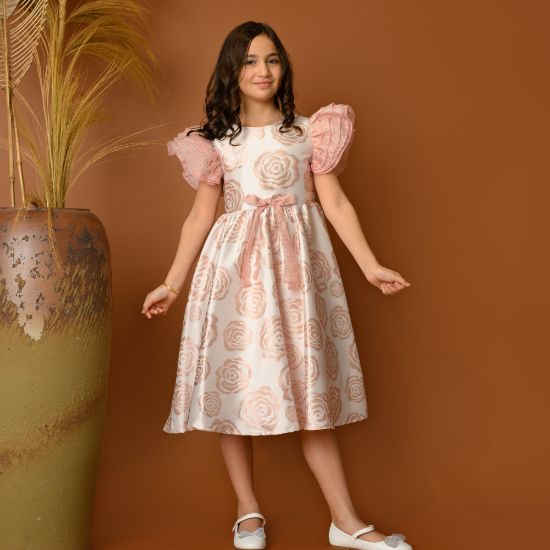 صورة فستان بناتي مزين بنقشات الورود وأكمام منفوخة مع فيونكة - Kj2054